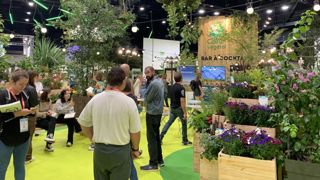 Dès l’arrivée, plongée dans le « Cœur végétal », toute nouvelle zone dédiée aux usages du végétal. L’espace favorisait à la fois la découverte de scènes de jardin, les échanges  et la dégustation de boissons végétales. ©François Arnould